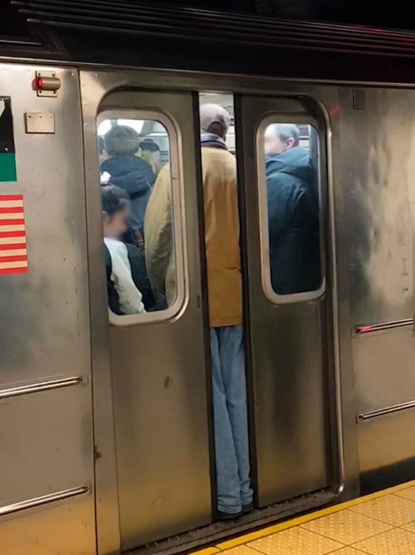 NY subway closing doors