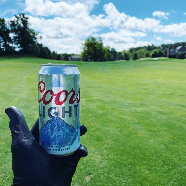 Gotta work on your presidential swings and presidential swigs in honor of the cup today.

📸: @whereismikechip