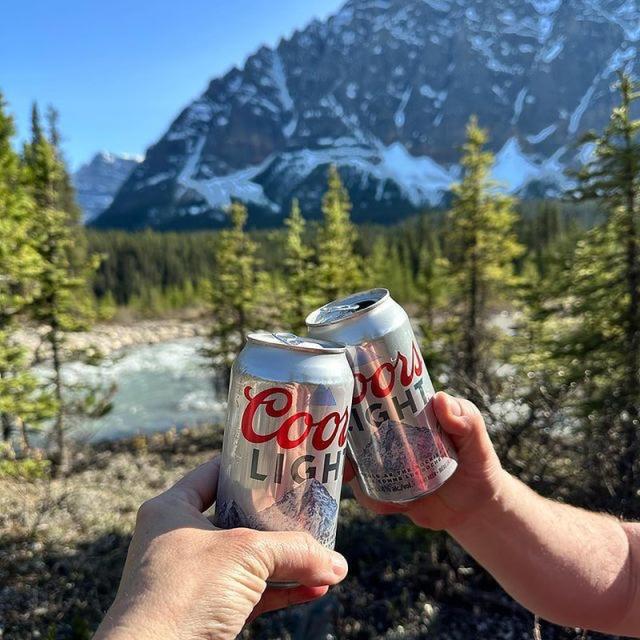 Blue skies 🤝 blue mountains 

📸: @mountain_life73