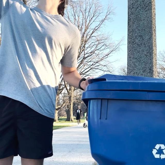 Celebrate #RecyclingAwarenessWeek with blue mountains & blue recycling bins! As the pioneers of the two-piece aluminum beer can, we’re committed to encouraging beer drinkers to give back to the planet! So crack open a recycling bin after cracking a cold one 🍻♻️