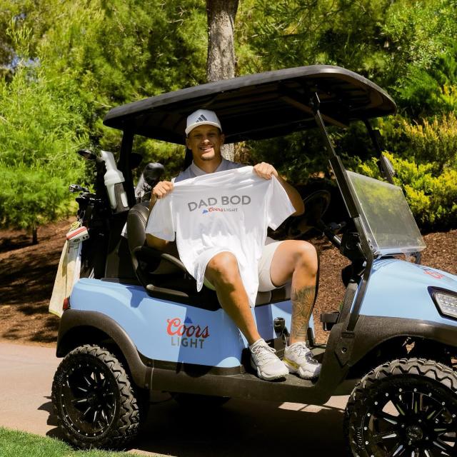 Great weekend celebrating @patrickmahomes and @15andmahomies at the Vegas Golf Classic 🏔®️🟦 This is what “peak” performance looks like, get your own dad bod shirt at the LINK IN BIO 👉 proceeds benefit @15andmahomies